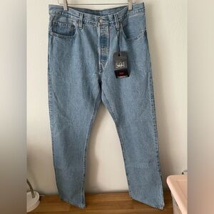 Levi's Women’s Light Blue Straight Jeans. Size 32 x 32. BNWT